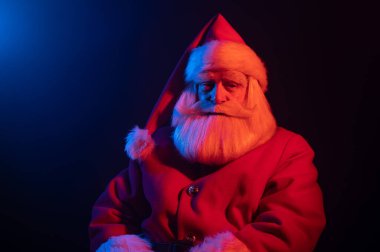 Mavi ışıklı ve dumanlı Noel Baba portresi