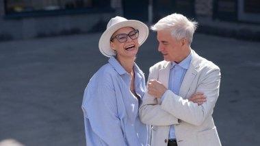 Yürüyüşe çıkmış yaşlı ve şık bir çift. Olgun insanların romantik ilişkileri