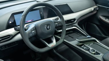 Novosibirsk, Rusya 07.11.2023: Yeni Changan arabasının içi