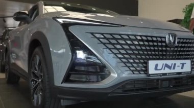 Novosibirsk, Rusya 07.11.2023: Bir araba galerisinde Changan arabasının tamponuna yakın çekim. Hareket eden kamera