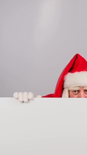 Papai Noel Olha Para Fora Por Trás Uma Tábua Branca — Vídeo de Stock