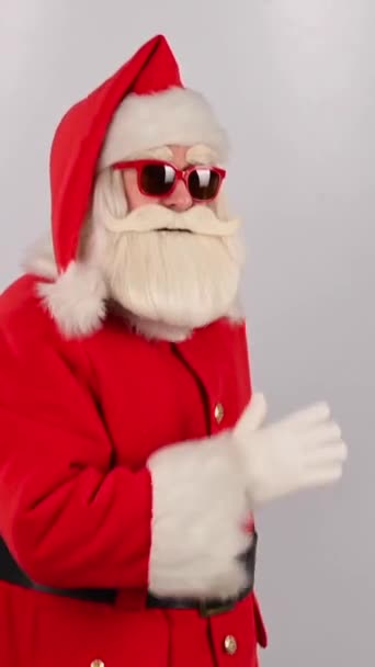 Święty Mikołaj Biegnie Białym Tle Pionowe Wideo — Wideo stockowe