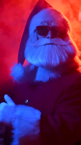 Santa Claus Slunečních Brýlích Chodí Modročerveném Kouři Svislé Video — Stock video