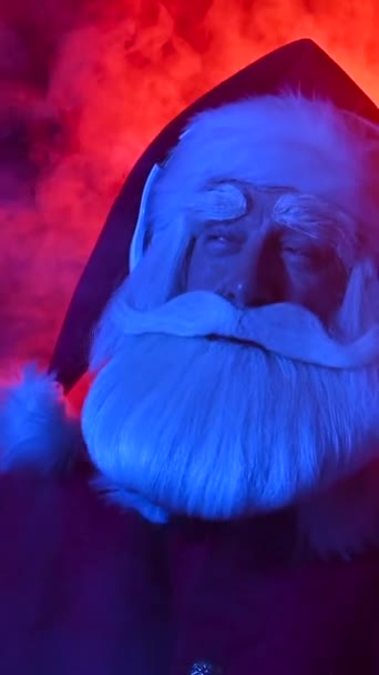 Jultomten Njuter Musik Hörlurar Blå Röd Rök Vertikal Video — Stockvideo