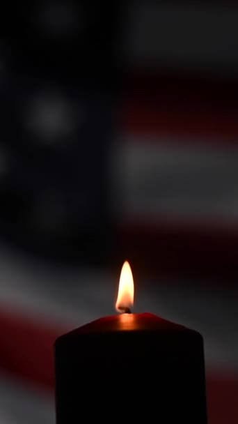 一支蜡烛在美国国旗的后面燃着 独立日 垂直录像 — 图库视频影像