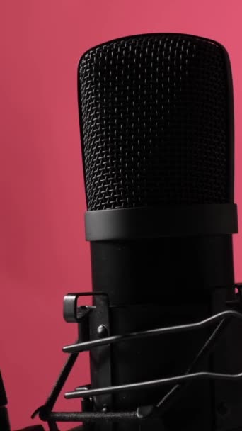 Mikrofon Wiruje Różowym Tle Pionowe Wideo — Wideo stockowe