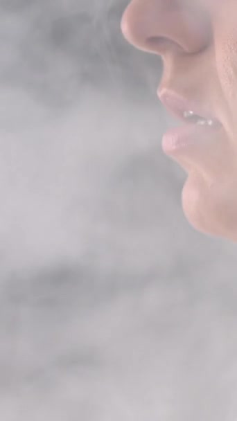 ヴァイプを吸っている女性の唇を閉じます バーティカルビデオ — ストック動画