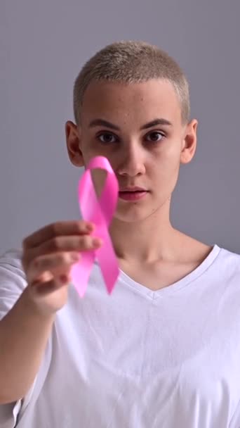 Ung Kvinna Fäster Ett Rosa Band Symbol För Kampen Mot — Stockvideo