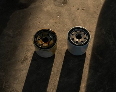 Eski ve yeni araba yağı filtresi. Kimse yok.