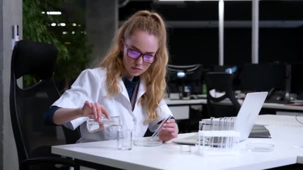 Белая Женщина Медицинском Халате Проводит Лабораторные Эксперименты — стоковое видео