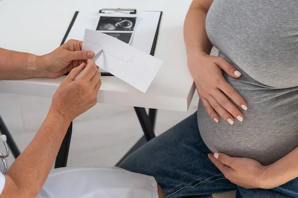 Doktor Podívá Fetální Kardiotokografii Těhotná Žena Recepci Gynekologa — Stock fotografie