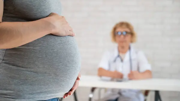 Doktor Porodník Gynekolog Svého Stolu Pozadí Detailní Záběr Těhotných Žen — Stock fotografie