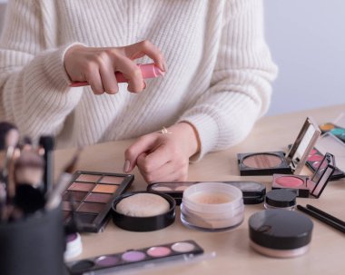 Makyaj sanatçılarının elleri kozmetikler arasında yakın çekim