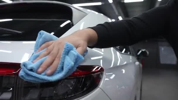 Mecânico Limpa Corpo Carro Branco Com Pano Microfibra — Vídeo de Stock