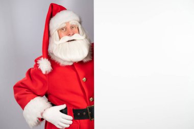 Noel Baba boş bir yeri işaret ediyor. Noel reklamı