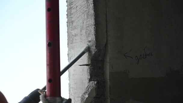 Construtor Faz Brocas Uma Parede Concreto Canteiro Obras Movimento Lento — Vídeo de Stock