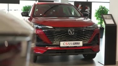 Novosibirsk, Rusya 07.11.2023: Bir araba galerisinde yeni Çin Changan arabaları