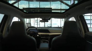 Novosibirsk, Rusya 07.11.2023: Bir araba galerisindeki açık bagajdan Çinli bir Changan 'ın iç görünüşü. Kamera çekiliyor.