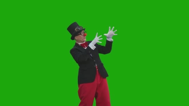 Літня Людина Костюмі Клоуна Позує Зеленому Тлі Кроммакі — стокове відео