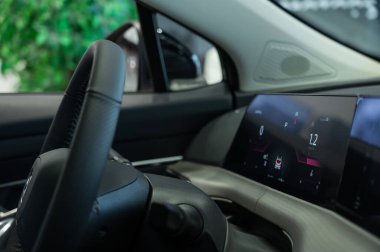 Modern bir arabanın elektronik kontrol paneli