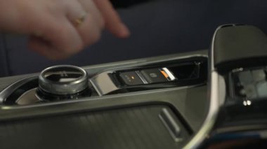 Otomobil kontrol düğmelerine basılı bir el görüntüsü
