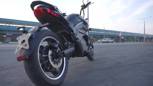 Parked Electric Motorcycle Outdoors Moving Camera — Stock Video