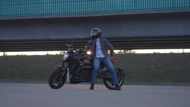 Кавказький Чоловік Їде Електричному Мотоциклі Крупним Планом Рука Людини Натискає — стокове відео