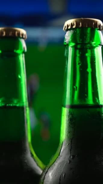 Três Garrafas Cerveja Vidro Verde Giram Contra Fundo Jogo Futebol — Vídeo de Stock