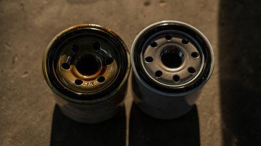 Eski ve yeni araba yağı filtresi. Kimse yok.