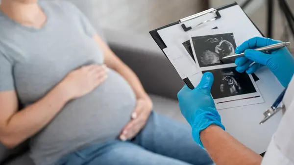 Gynekolog Podívá Ultrazvuk Těhotné Ženy — Stock fotografie