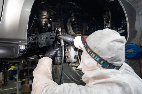 Mécanicien Automobile Applique Mastic Anticorrosion Sur Carrosserie Une Voiture — Photo