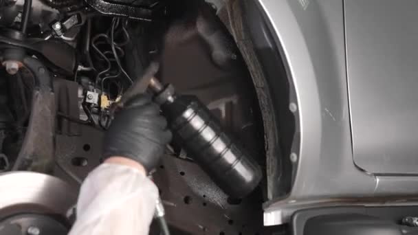 Mestre Pulveriza Composto Corrosão Parte Inferior Carro — Vídeo de Stock