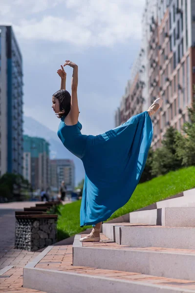 Hermosa Bailarina Asiática Vestido Azul Posando Escaleras Aire Libre Paisaje — Foto de Stock