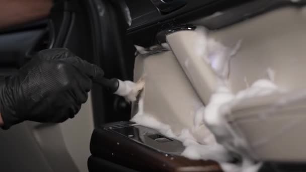 Чоловік Чистить Інтер Автомобіля Піною Пензлем Очистити Обробку Дверей — стокове відео
