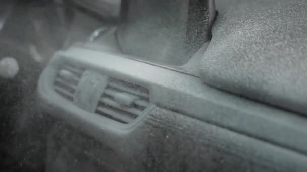 Ein Mechaniker Sprüht Putzschaum Auf Das Armaturenbrett Eines Autos Detaillierung — Stockvideo