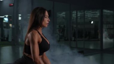 Beyaz kadın halatlarla egzersiz yapıyor. Spor salonunda tur eğitimi.