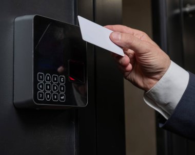 Bir adam bir kartla kapıyı açar. Modern elektronik kilit. Anahtarsız Girdi. 