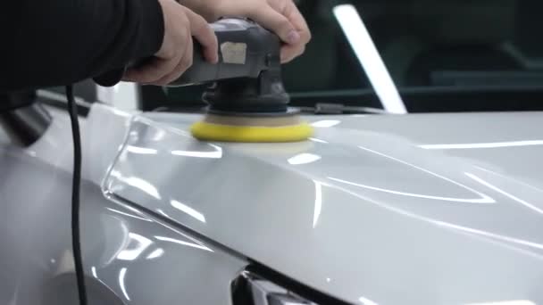 Egy Szerelő Fényesíti Egy Fehér Autó Motorháztetőjének Felületét Testjavítás — Stock videók