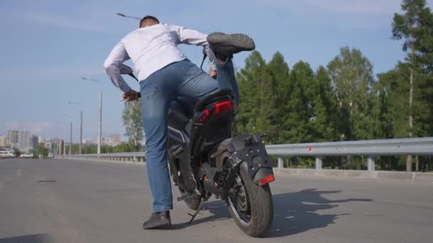 Кавказький Чоловік Шолома Сідає Електричний Мотоцикл Їде Геть — стокове відео
