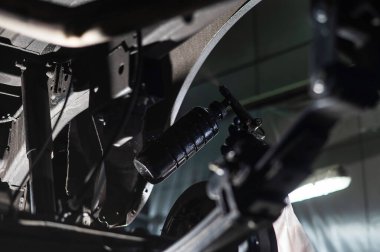 Üstat arabanın altına korozyon önleyici sprey sıkmış.