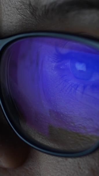 Крупный План Женского Глаза Очках Отражением Экрана Компьютера — стоковое видео