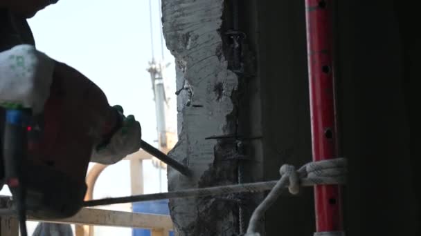 Construtor Faz Brocas Uma Parede Concreto Canteiro Obras — Vídeo de Stock
