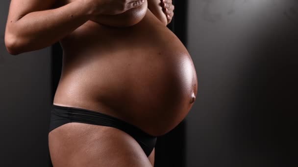 Mistr Aplikuje Prášek Zábleskem Kůži Těhotné Ženy Okamžitém Opalování Detailní — Stock video