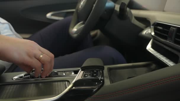Egy Férfi Kezének Közelsége Egy Modern Autó Automata Sebességváltójához — Stock videók