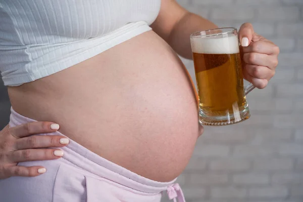 Mulher Grávida Sem Rosto Segurando Copo Cerveja — Fotografia de Stock