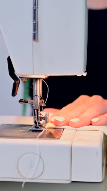 Close Uma Agulha Máquina Costura Processo Costura Vídeo Vertical — Vídeo de Stock