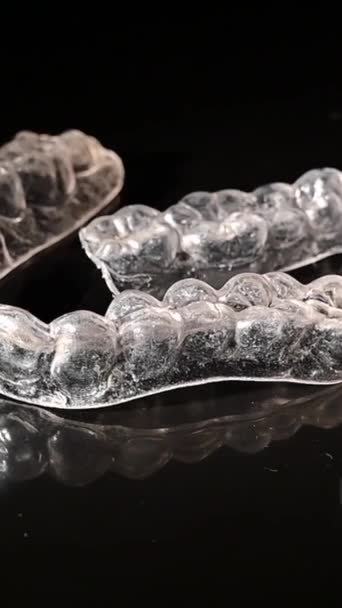 Διαφανές Πλαστικό Στόμα Προστατευτικά Για Δάγκωμα Ευθυγράμμιση Περιστροφή Μαύρο Φόντο — Αρχείο Βίντεο