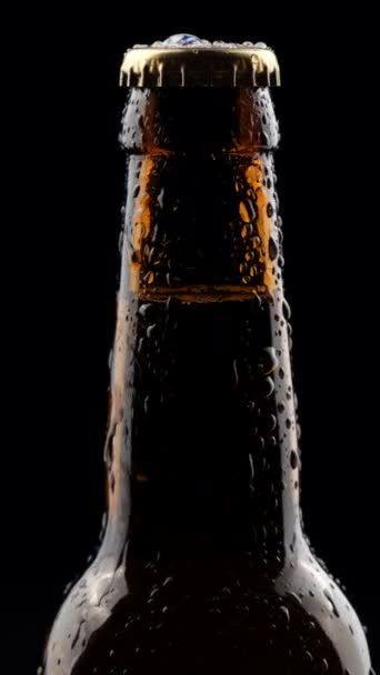 Vor Schwarzem Hintergrund Dreht Sich Eine Bierflasche Aus Dunklem Glas — Stockvideo