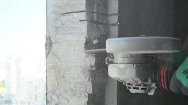 Usta dairesel elmas testereyle beton bir duvar kesiyor.