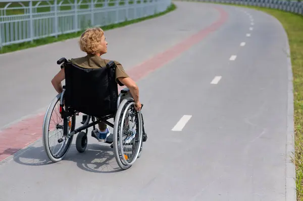 Tekerlekli Sandalyedeki Yaşlı Bir Kadının Bisiklet Yolunda Giderken Görüntüsü — Stok fotoğraf
